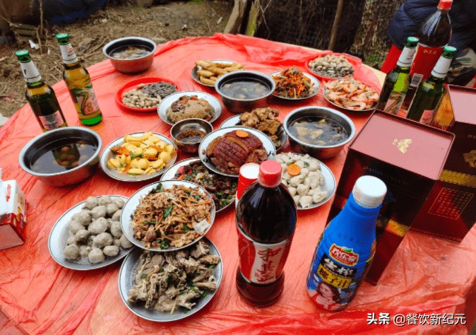 副總裁車上吃火鍋引發(fā)全網熱議和吐槽狂潮