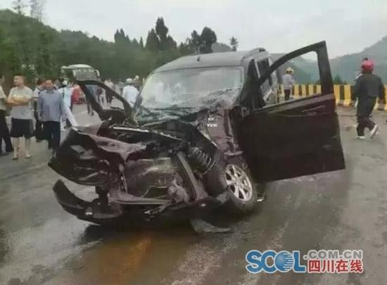 車輛失控沖進學校引發(fā)火災，造成一死八傷重大事故